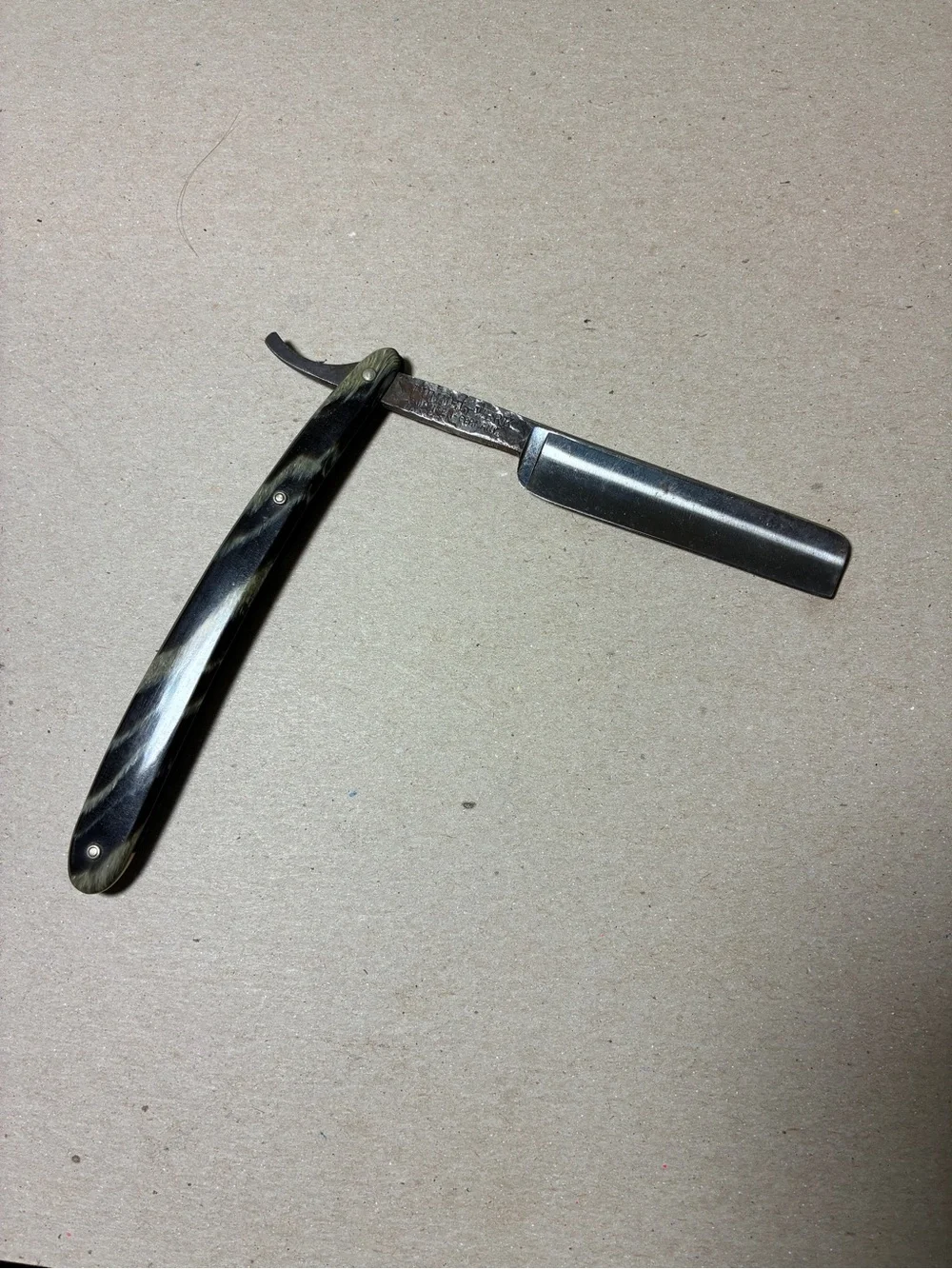Vintage Straight Razor in Black/Beige Handle
